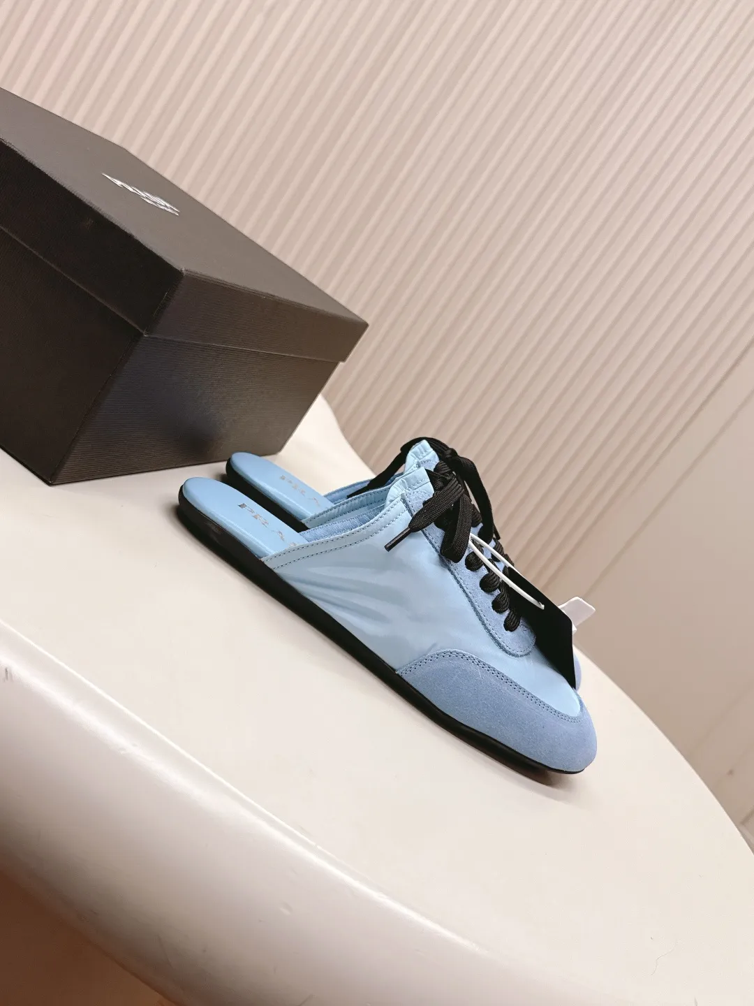 👟👟Ex-factory price 480👟👟 New color half-flop Prada Collapse recycled nylon and suede leather stretch half-flop 2025 spring and summer latest catwalk model Forrest Gump slippers Fashion item thin casual slippers This extremely lightweight sports shoe is made of recycled nylon and suede leather to create a three-dimensional shoe shape. The mixed materials highlight Prada's sports style and exquisite craftsmanship soul. The flat bottom design and elastic side cuffs make it easy to put on and take off with ease. The upper is decorated with a screen-printed logo ● Thin rubber sole · Removable leather insole upper, a casual shoe that is light, easy to wear and practical, with an original molded rubber outsole! Encounter a variety of colors combined with Forrest Gump shapes and iconic details such as Prada regenerated nylon to interpret a new style. Size: Women’s size. 35～39# 40.41